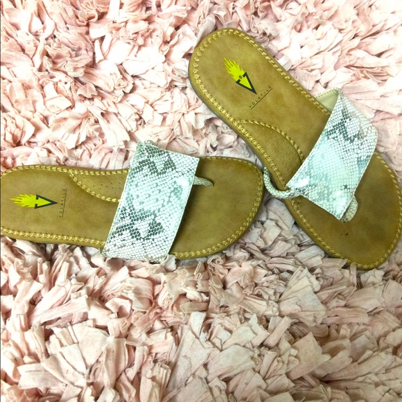 Volatile women’s sandals size 6